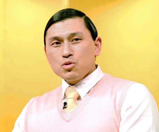 「春日！」「おお、どうした少年？」 手紙を渡す4歳男児に「サンキュー！」と頭ポンポン　9万人が称賛「さすが春日」