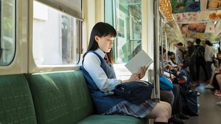 電車で勉強する女子高生　※画像はイメージ（One/stock.adobe.com）