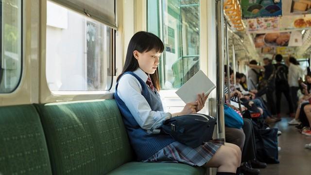 電車で勉強する女子高生　※画像はイメージ（One/stock.adobe.com）