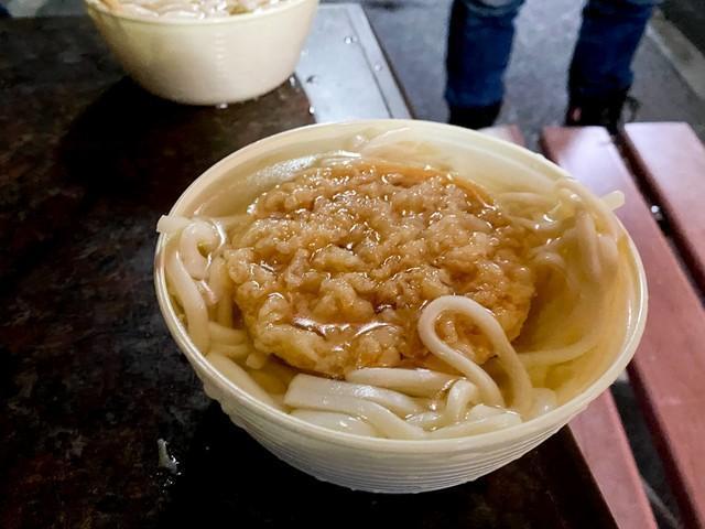 懐かしい天ぷらうどん。たまにお椀からうどんがはみ出していることがあるが気にしないこと。なお、容器は回収