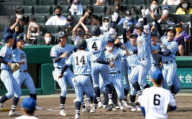 昨春のセンバツは、東海大相模がサヨナラで優勝を決めた＝2021年4月1日、甲子園球場
