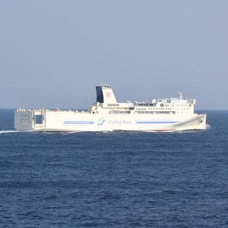 横須賀～新門司間を就航する東京九州フェリー。紀伊半島付近で、姉妹船とすれ違った