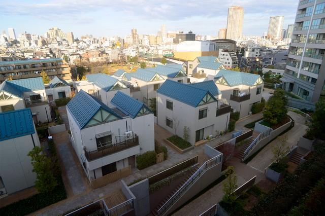 新宿駅まで徒歩15分…億ションでもそうは建たない場所に、こんな“普通の二階屋”が立ち並ぶ