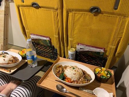 「家にあるE6系新幹線の座席に座ってウキウキしながら夕飯食ってる夫婦は少ないと思う」＝kobatonさん（@_kobakashi_）提供