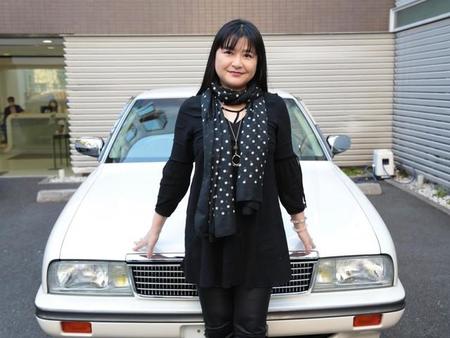 伊藤かずえさんと30年超の愛車初代シーマ（ホリプロ提供）