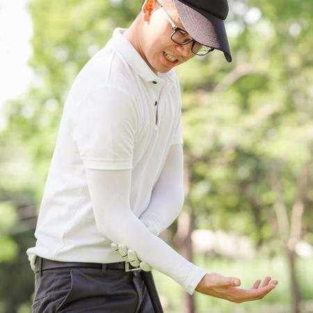 ゴルフでスイングをしたら肘に痛みが…　※画像はイメージです（kasipat/stock.adobe.com）