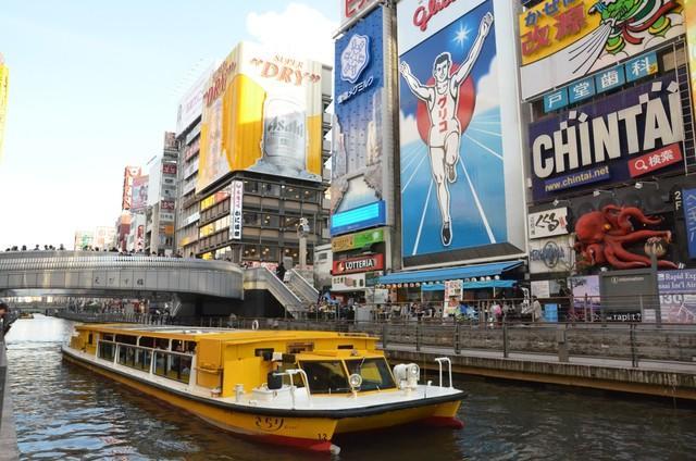 道頓堀川「えびす橋」付近は人気の観光名所