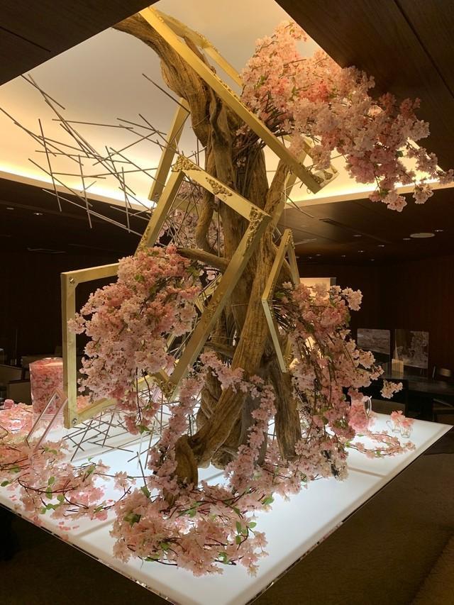 目を引く桜のオブジェ