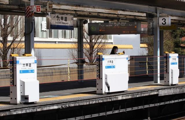 よく見たら数多すぎ！主張しすぎィ！！ 駅名標の謎を追え　JR六甲道駅、ホームドアの支柱にミニ駅名標ずらり…兵庫県内でここだけの光景