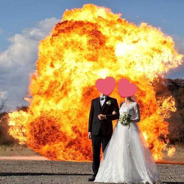 僕たち結婚します！ドッカーン！　爆炎背景の新郎新婦写真にネットが祝福「いいな～リア充爆発」「Ｗポーズは最高すぎる」