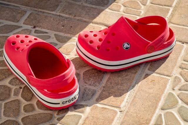 暑い時期でも履きやすいクロックス（lenscap50/adobe.stock.com）