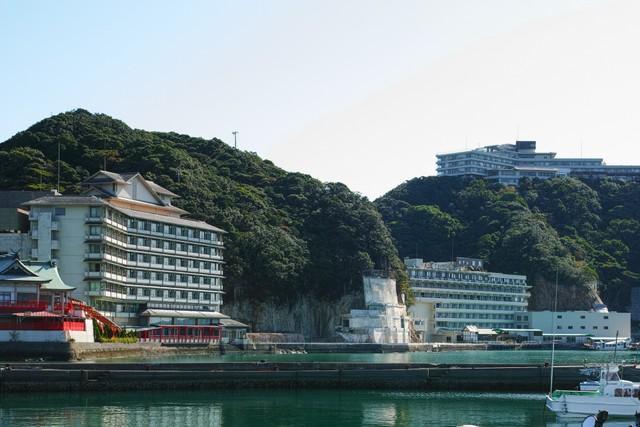 昭和の時代に建てられた巨大温泉旅館。山上の建物も含めて全てトンネルで繋がっている、秘密基地のような温泉宿