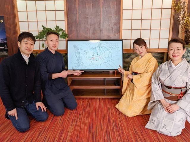 写真左から健太さん、後継ぎの弟・大樹さん、若女将の陽子さん、女将の祥子さん。「あんずちゃんとともにお待ちしています」（健太さん提供）