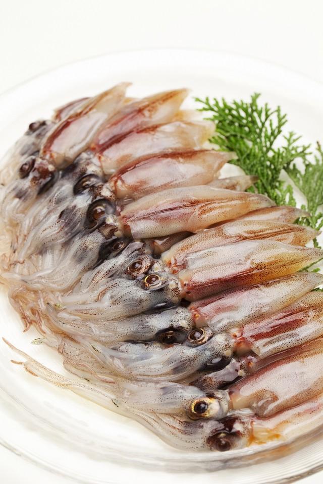 ホタルイカの刺身(Paylessimages/stock.adobe.com)