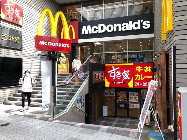 アメリカ人が「マック行ったら牛丼しかなかった」と困惑した店舗がコチラ　「すさまじく紛らわしいw」「全く同じ色使いだから」　