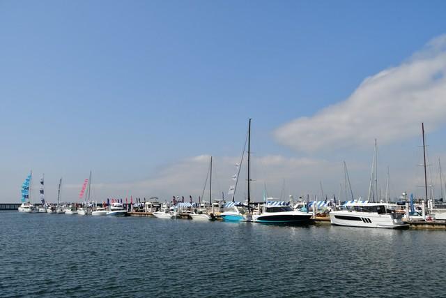 ボートショーに出展された船が並ぶ桟橋