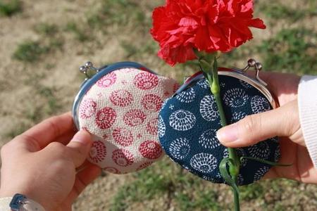 京都の伝統的織物一つである丹後ちりめんを使用したがま口