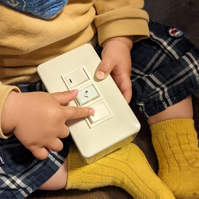 何回もパチパチしたい、1歳息子のためにリアルなスイッチを手作り　SNSで話題→「週末ホムセンいくか」