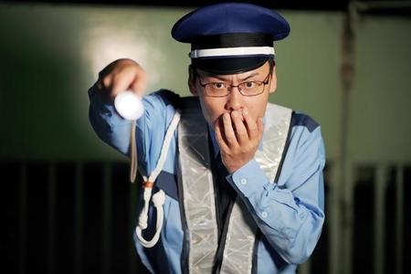 巡回中の警備員