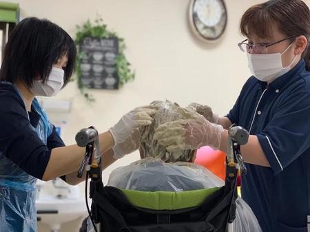 入居者さんがカラーリングを希望されスタッフが奮闘中。病院ではなかなか難しいことも「ナーシングホームみらいのいろ」ではどうやったらできるかを考えて実践します