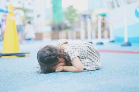 遊園地で年齢制限のためアトラクションに乗れず、地面に泣き崩れる女の子の写真にTwitter上で大きな話題になった（提供写真）