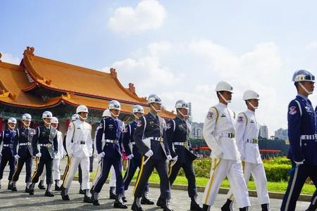 中国による軍事的威嚇が続く中、台湾はこれを現実的問題と受け止め始めている。写真は行進する陸軍兵士たち＝(c)jlm59/123RF.COM
