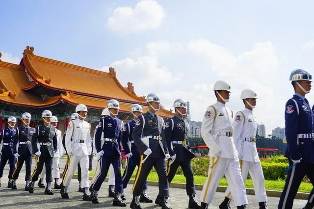 中国による軍事的威嚇が続く中、台湾はこれを現実的問題と受け止め始めている。写真は行進する陸軍兵士たち＝(c)jlm59/123RF.COM