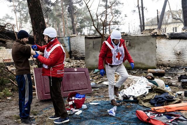 何者かが赤十字の事務所に侵入？　ウクライナの人道支援を中傷するネットのデマ「臓器売買のために子どもの情報収集」「期限切れ薬を配布」は真っ赤なウソ