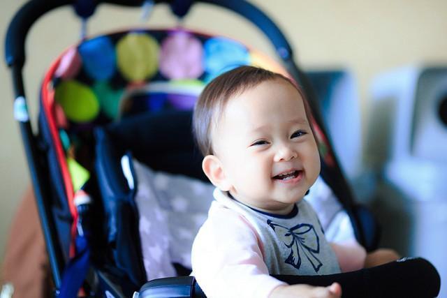 ごきげんな赤ちゃん。写真はイメージです（beeboys/stock.adobe.com）