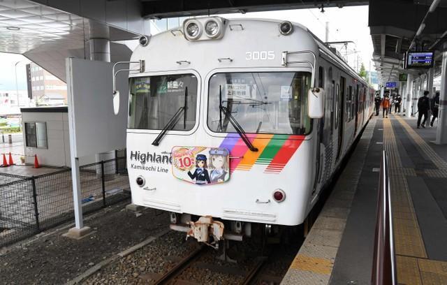 復旧した当日に、松本駅に停車する上高地線の電車