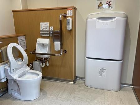 多目的トイレは普及したが、大人や高齢者が使えるおむつ交換台は未だ設置場所が限られているらしい（イメージ画像）