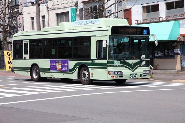 京都を走るバス（Tupungato/stock.adobe.com）