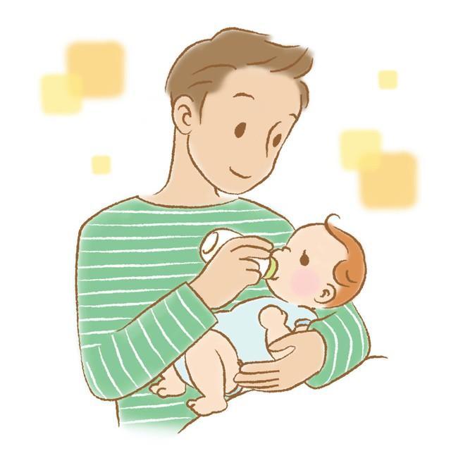 赤ちゃんにミルクを与えるパパ（koti.adobe.stock.com）