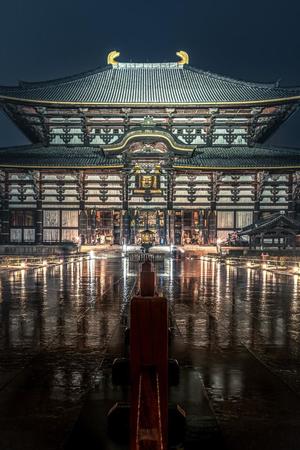 暗闇の中、神々しい照明に照らされる東大寺大仏殿（TAKUさん提供）