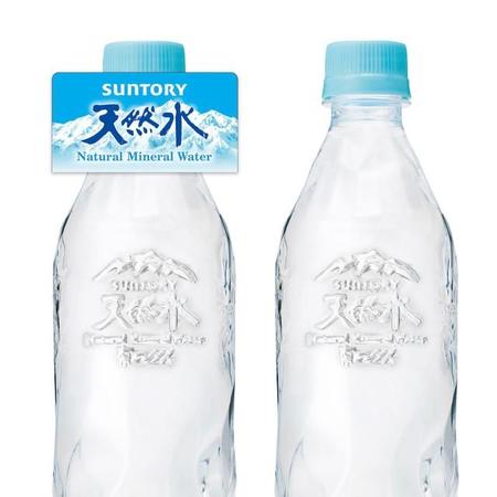 「サントリー天然水　ラベルレス」（サントリー食品インターナショナル提供）