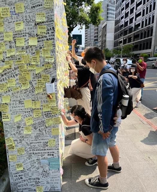 台湾でも安倍元首相に祈り捧げる　有志設置のメッセージボード、市民らの「感謝」で埋まる