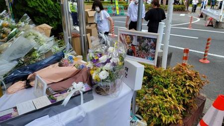 銃撃事件の現場近くで、亡くなった安倍晋三元首相に手向けられた花（撮影・小川泰平）