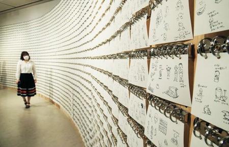 第1会場の壁面にびっしりと展示されたスケッチメモ