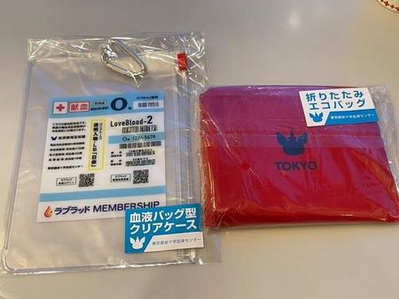 血液バック型クリアケースとエコバッグ（マシーナリーとも子さん提供）