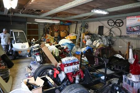TD-MG再生の作業場には、懐かしいバイクやその他のお宝がいっぱい