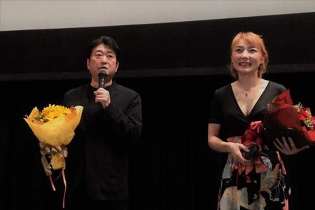 福岡・中洲大洋劇場での公開初日の舞台挨拶に立つ葉月（右）と下本地監督