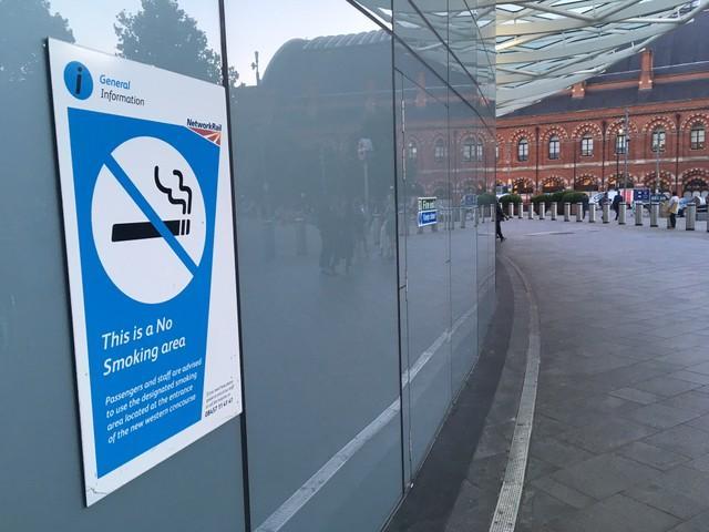 タバコ1箱2000円、陳列販売禁止、屋内完全禁煙… なのにロンドンは路上喫煙に驚くほど甘かった！