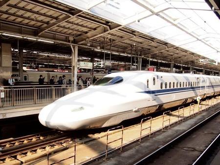 新大阪駅で発車を待つ「のぞみ」
