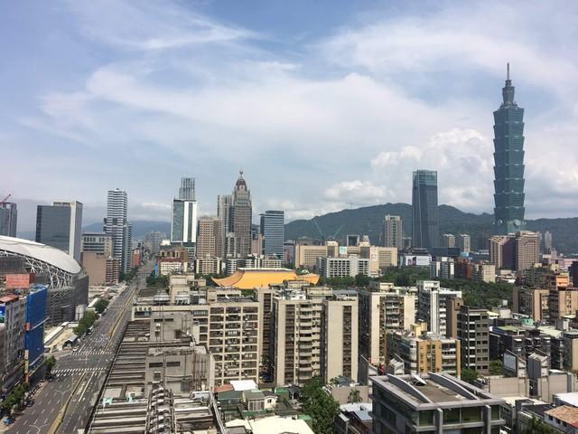 普段は交通量が多い忠孝東路（写真左側）も演習中は車が消えます（撮影：Coco）