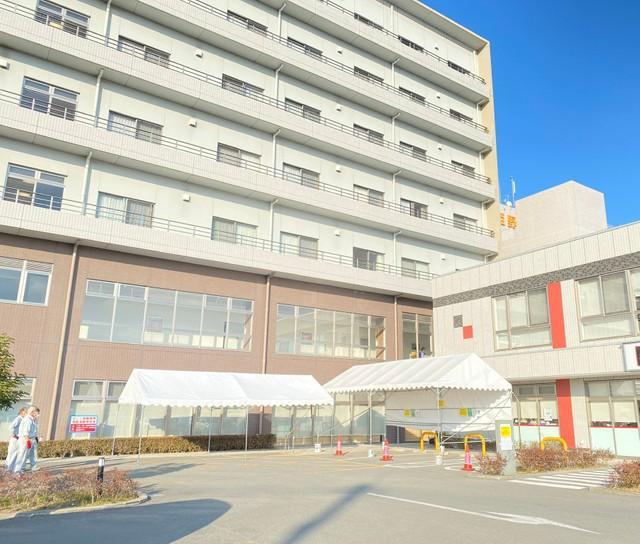 発熱外来の人が車内で待機する姫野病院の駐車場（提供）