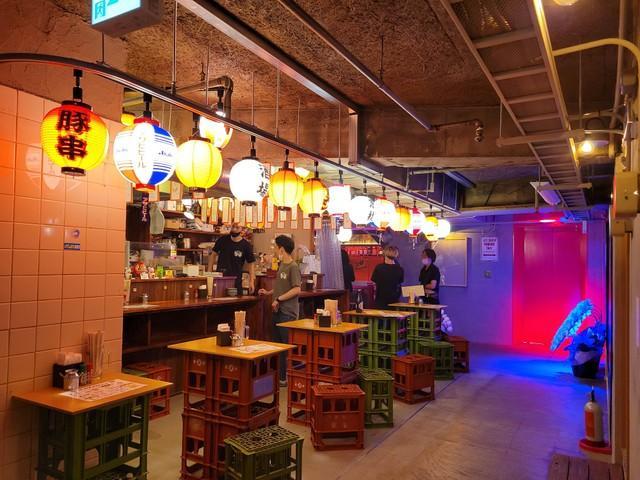 老舗風俗ビルにカオスな食堂街が登場　ネオンの灯がともる昭和の路地裏を演出