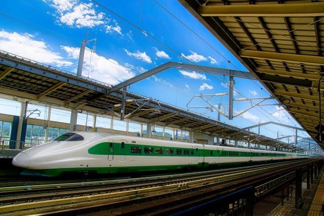 白と緑！懐かし「200系カラー」の東北・上越新幹線が復活　開業40周年でE2系が大変身…乗車して振り返る“新幹線の進化”