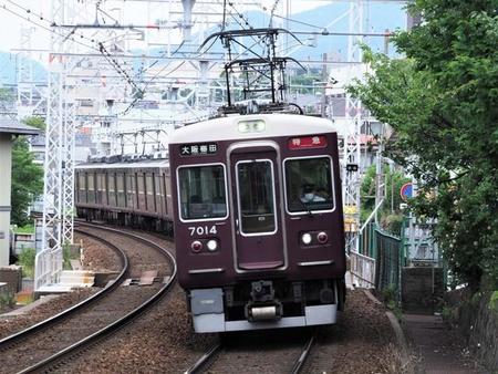 阪急は全駅にホーム柵を設置する