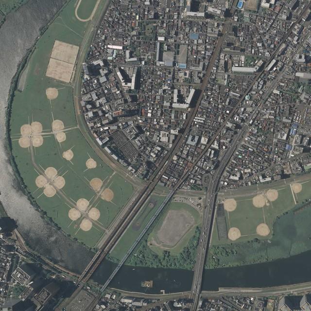 野球場だらけの多摩川河川敷／国土地理院撮影の空中写真（2019年撮影）より・一部トリミングしています