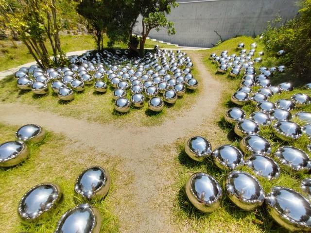 ミラーボールを敷き詰めた空間「ナルシスの庭」は独特の世界観　3年に1度の瀬戸内国際芸術祭に行ってみた